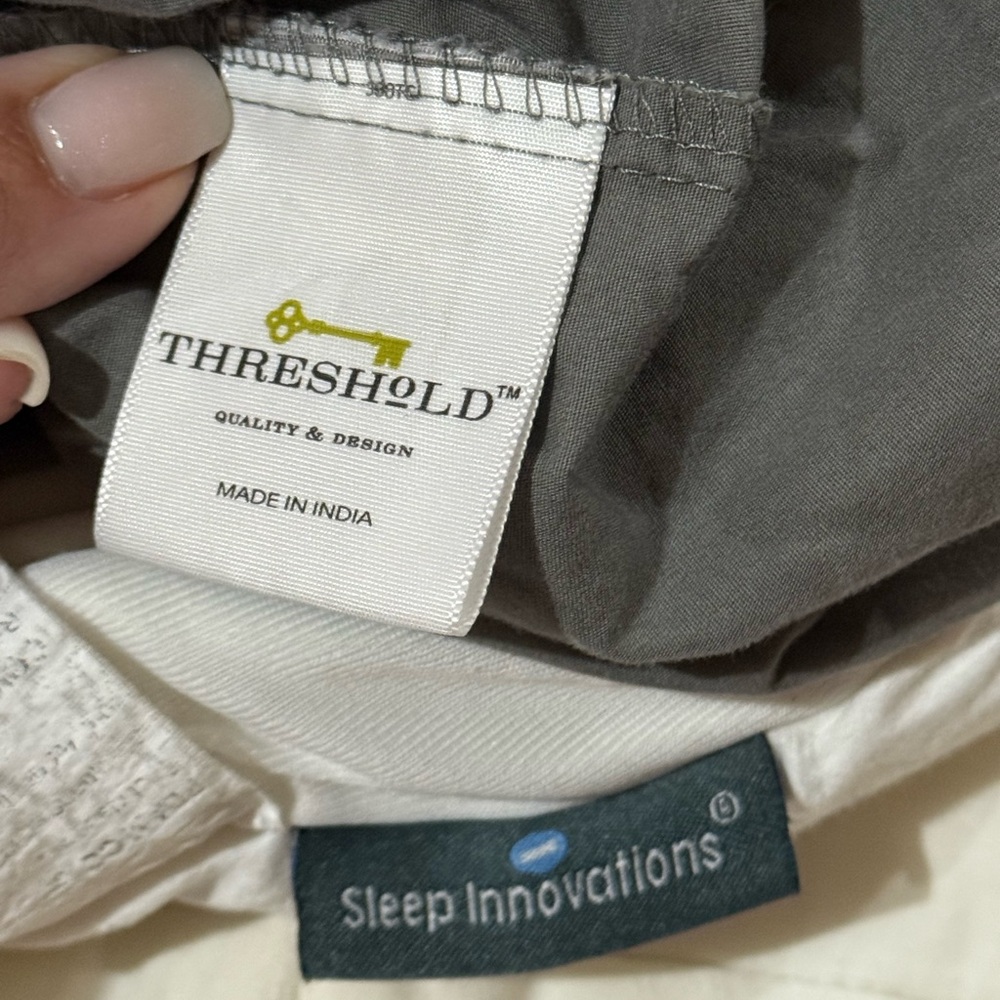 Threshold Twin 400 Thread Count Fitted Sheet & Sleep Innovations mattress cover